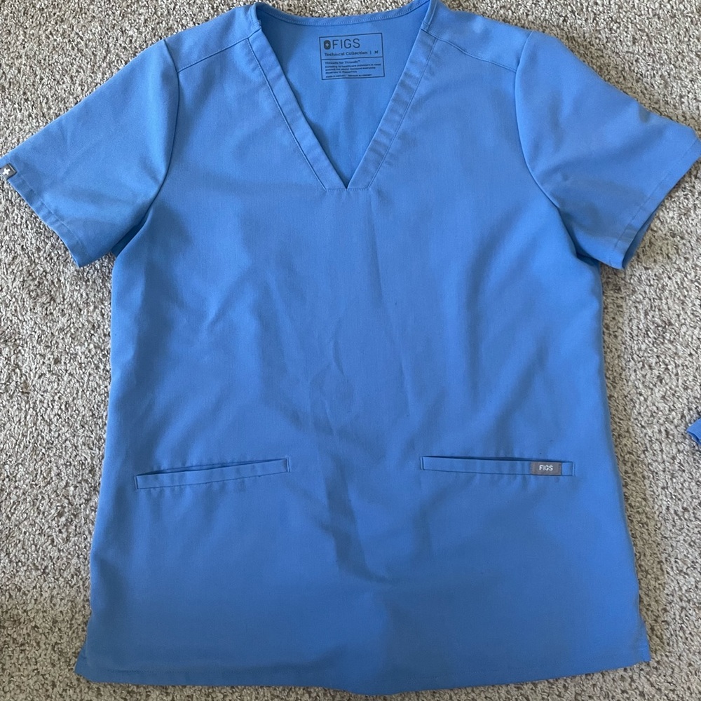 FIGS Casma Three pocket Scrub Top | Ceil Blue